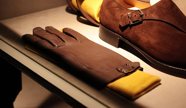 <strong>JOHN LOBB｜ジョンロブ</strong>　バックルグローブ6万3000円、インナーグローブ4万6200円（ジョンロブ）