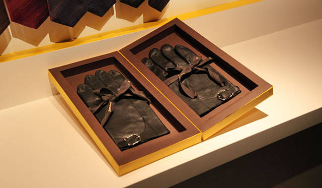 <strong>JOHN LOBB｜ジョンロブ</strong>　バックルグローブ6万3000円（ジョンロブ）。ギフトボックスも用意されている