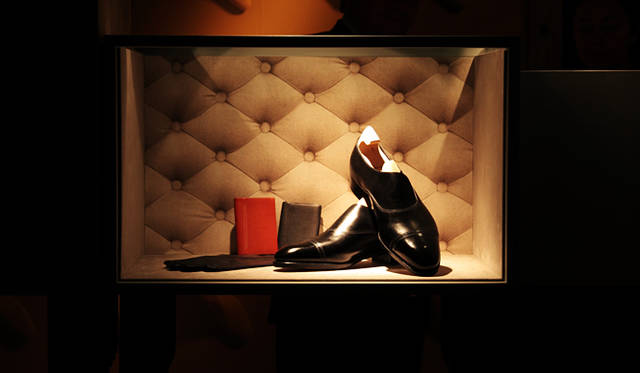 <strong>JOHN LOBB｜ジョンロブ</strong>　発表会でジョンロブの靴とともにディスプレイされた“パーソナルスタイル”グローブ