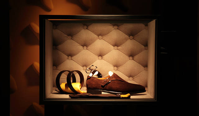<strong>JOHN LOBB｜ジョンロブ</strong>　発表会でジョンロブの靴とともにディスプレイされた“パーソナルスタイル”グローブ