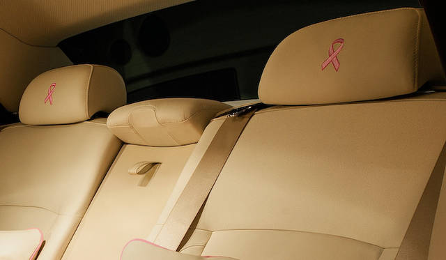 リアシートのヘッドレストには、ピンクリボンの刺繍があしらわれる