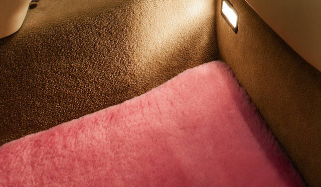 毛足の長いフロアマットもピンク