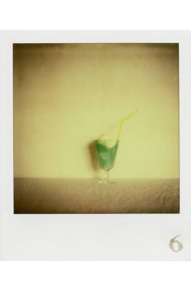 <strong>ART｜6人の写真家による大判プリントが競演する写真展『solo six』</strong><br /><br />鮫島 亜希子<br />「つつみこむ」<br /><br />『solo six』<br />会期│11月22日（金）～12月1日（日）<br />時間│12:00～21:00　※土曜、日曜は～19:00<br />会場│Yellow Cube<br />東京都渋谷区神宮前4-17-16<br />NICHII PART2　1F<br />Tel.03-5772-7775<br />出展作家│一井りょう、小野雄司、佐々木友一、鮫島亜希子、枦木功、原田宗孝<br />入場料│無料<br />http://www.yellowcube.jp