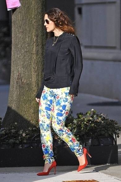 <strong>Drew Barrymore｜ドリュー・バリモア</strong><br /><br />プライベートのドリュー・バリモアをキャッチ。カラフルなスキニーパンツに、ラグ＆ボーンのブラウスを合わせ、シックにまとめたスタイルは、女性らしさをプラス。