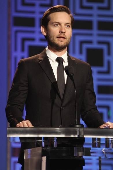 <strong>Tobey Maguire｜トビー・マグワイア</strong><br /><br />ロサンザルスで開催された第24回グラード・メディア・アワードで俳優のトビー・マグワイアがサンローランのスーツで登場。シャープなシルエットがとてもハンサム！<br /><br />Courtesy of Saint Laurent 