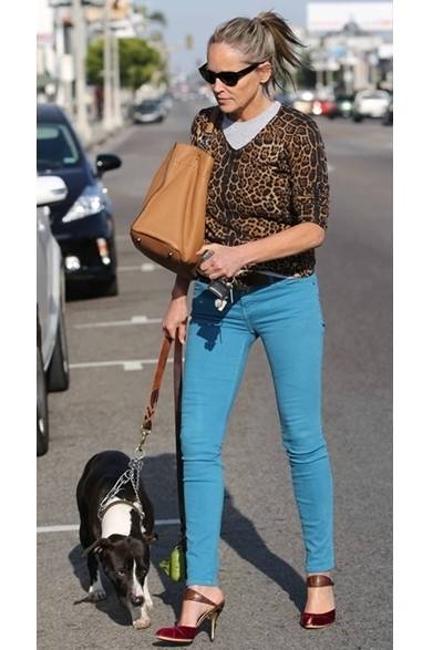 <strong>Sharon Stone｜シャロン・ストーン</strong><br /><br />街角でキャッチ女優のシャロン・ストーン！ヒョウ柄のカーディガンに水色のスキニーに合わせ、足元に赤を加えた上級者コーディネイトを披露した。<br /><br />