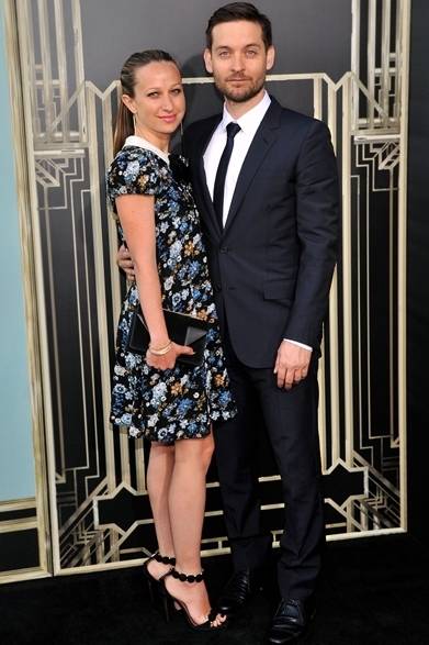 <strong>Tobey Maguire & Jennifer Meyer Maguire｜トビー・マグワイア＆ジェニファー・メイヤー</strong><br /><br />映画『華麗なるギャツビー』のワールド・プレミアで、トビー・マグワイアとジェニファー・メイヤー夫妻をキャッチ。2人ともサンローランで全身をコーディネイト。花柄のワンピースを着こなしたジェニファーが、トビーのシンプル スーツスタイルに華やかさを添える。<br /><br />Courtesy of Saint Laurent