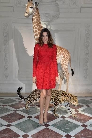 <strong>Astrid Munoz｜アストリッド・ムニョス</strong><br /><br />モデルのアストリッド・ムニョスはヴァレンティノのレースドレスでショーに参加。真っ赤なバラのドレスが彼女の華やかさと美しさをより際立つ。