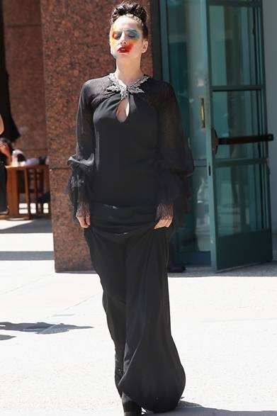 <strong>Lady Gaga｜レディ・ガガ</strong><br /><br />今度はサンローランのロングドレスに着替えて再登場したレディ・ガガ。胸元のあいたセクシーなデザインも、トップレスで挑む大胆な着こなしがガガらしい！<br /><br />Courtesy of SAINT LAURENT