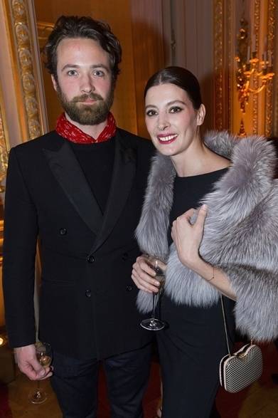 <strong>MARIE-AGNÈS GILLOT｜マリ・アニエス・ジロー</strong><br /><br />『CR Fashion Book Issue 2（CR ファッション　ブック　第2巻）』の発売記念パーティーに、マリ・アニエス・ジローがフェンディのヴィンデージ ファーケープとクラッチバッグ「Giano(ジャーノ)」をセレクトし、シンプルなブラックドレススタイルに華を添えた。