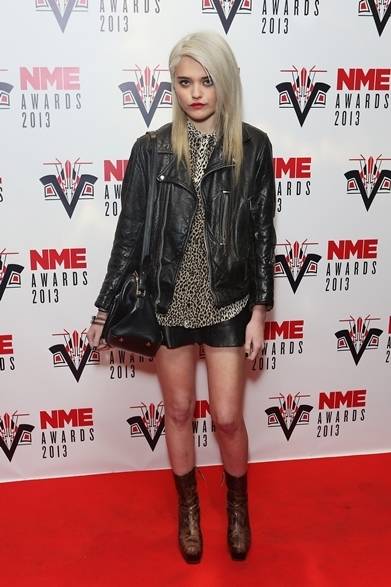 <strong>SKY FERREIRA｜スカイ・フェレーラ</strong><br /><br />イギリスで開催された音楽賞「NMEアワード」で歌手のスカイ・フェレーラは「ベイビーキャット」のシャツ、バングル、「DUFFLE 12」など、多数サンローランのアイテムを着用して登場。<br /><br />Photo Courtesy of Saint Laurent