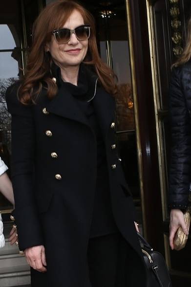 <strong>ISABEL HUPPERT｜イザベル・ユペール</strong><br /><br />パリのファッションウィークに登場したフランス女優のイザベル・ユペールが選んだのはフェンディのサングラス「ペカン」。シンプルなコーディネイトのアクセントに効いている。