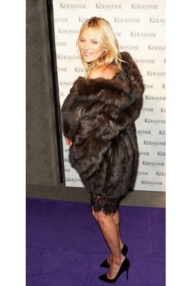 <strong>KATE MOSS｜ケイト・モス</strong><br /><br />ボリュームのあるロシアンセーブルファーが美しい、フェンディのファーコートをセクシーに着こなしたケイト・モス。