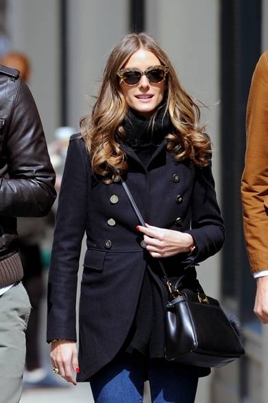 <strong>Olivia Palermo｜オリヴィア・パレルモ</strong><br /><br />ニューヨークの街角でキャッチしたオリヴィア・パレルモ。シンプルなコートスタイルに、フェンディの「PEEK A BOO（ピーカブー）」バッグを合わせて。華奢な小物がエレガンスを引き立る。