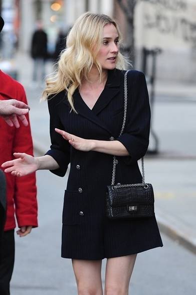 <strong>Diane Kruger｜ダイアン・クルーガー</strong><br /><br />ニューヨークでキャッチした女優のダイアン・クルーガーは、シャネルのジャンプスーツにバッグ「2.55」をコーディネイト。シンプルな着こなしは彼女の美しさがより際立つ。<br /><br />© CHANEL