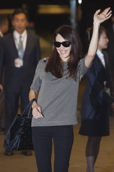 <strong>Olga Kurylenko｜オルガ・キュリレンコ</strong><br /><br />台北市にておこなわれた映画『Oblivion（オブリビオン）』のプロモーションツアーに、女優のオルガ・キュリレンコが登場。彼女のエレガンスを引き出すシンプルなモノトーンのコーディネイトは、すべてフェンディ。