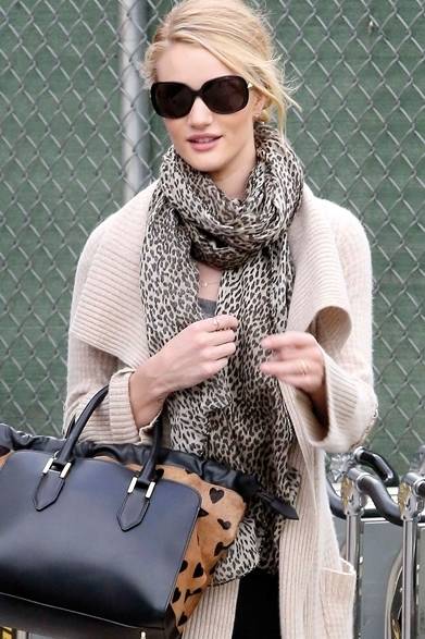 <strong>Rosie Huntington・Whiteley｜ロージー・ハンティントン・ホワイトリー</strong><br /><br />スーパーモデルのロージー・ハンティントン・ホワイトリーは、サンローランの「ベイビーキャット」ストールを愛用。<br /><br />Photo Courtesy of Saint Laurent