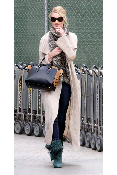 <strong>Rosie Huntington・Whiteley｜ロージー・ハンティントン・ホワイトリー</strong><br /><br />スーパーモデルのロージー・ハンティントン・ホワイトリーは、サンローランの「ベイビーキャット」ストールを愛用。<br /><br />Photo Courtesy of Saint Laurent