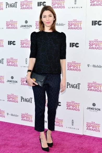 <strong>Sofia Coppola｜ソフィア・コッポラ</strong><br /><br />アカデミー賞前日におこなわれた「Film Independent Spirit Awards」に参加したソフィア・コッポラは、ルイ・ヴィトンの2013年プレフォール・コレクションより、エレガントなセットアップとシューズ、そしてソフィア・コッポラ＆ルイ・ヴィトン クラッチをコーディネイト。