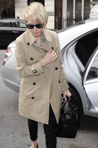 <strong>Michelle Williams｜ミシェル・ウィリアムズ</strong><br /><br />ショートのブロンドヘアが印象的な女優のミシェル・ウィリアムズ。定番のトレ ンチコートに、ブラックを効かせたクールなスタイリングに合わせたのは、サン ローランの新作アイコンバッグ「DUFFLE12」（24万6750円）。足もとはフラット シューズで抜け感を演出。こなれた着こなしは今すぐ真似したい！<br /><br />Courtesy of Saint Laurent