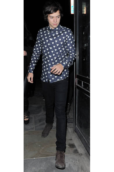 <strong>Harry Styles｜ハリー・スタイルズ</strong><br /><br />イギリスの大人気グループ「One Direction」のメンバー、ハリー・スタイルズ。ハートのプリントがキュートなシャツはバーバリー プローサムのもの。恋のうわさで世間を賑わす彼にぴったり!?