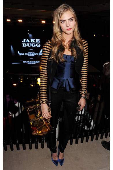 <strong>Cara Delevingne｜カーラ・デルヴィーニュ</strong><br /><br />ロンドンでおこなわれたバーバリーのライブイベントに、スタイルアイコンとして注目を集めるモデルのカーラ・デルヴィーニュが登場。ぺプラムがポイントのフェミニンなトップスにボーダーを組み合わせ、カジュアルダウン。小物で取り入れたメタリックゴールドがエッジを効かせる。