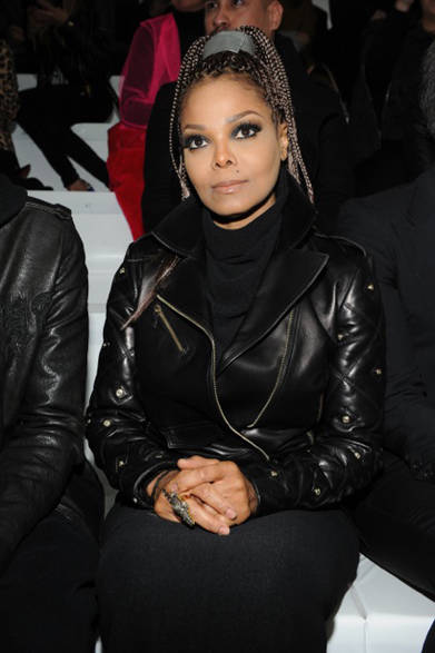 <strong>JANET JACKSON｜ジャネット・ジャクソン</strong><br /><br />ヴェルサーチの2013年秋冬コレクションの会場を訪れたジャネット・ジャクソン。ヴェルサーチの、メデューサ・スタッズのほどこされたレザージャケットをスタイリングしているのはさすが！