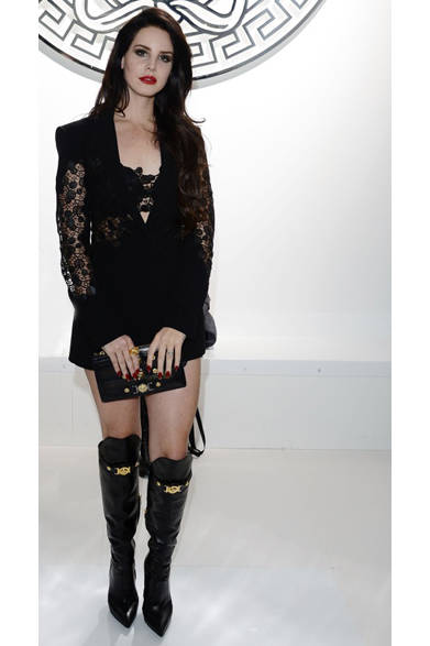 <strong>LANA DEL REY｜ラナ・デル・レイ</strong><br /><br />ラナ・デル・レイは、ヴェルサーチの2013年春夏からレースブラックジャケット、レーストップ、ショーツ、定番のブラックブーツとクラッチバッグで、オールブラックのクールな着こなし。