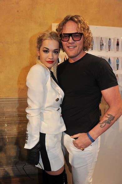 <strong>RITA ORA & PETER DUNDAS｜リタ・オラ＆ピーター・デュンダス</strong><br /><br />リタ・オラと、エミリオ・プッチのデザイナーであるピーター・デュンダスとのツーショット。エミリオ・プッチでは、リタ・オラのツアー衣装も製作するなど、密な関係。
