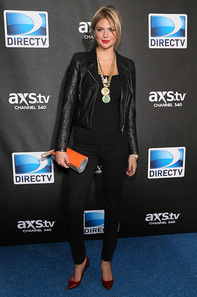 <strong>KATE UPTON｜ケイト・アプトン</strong><br /><br />2013年2月2日、アメリカ・ニューオリンズでおこなわれた「ディレクTVのスーパー・サタデー・ナイト（DIRECTV Super Saturday Night）」。アメリカの人気モデル、ケイト・アプトンが選んだのは、フェンディの2013年春夏プレコレクションから新作クラッチバッグ「イヴニング（EVENING）」と、クロコダイルのポインティッドトゥパンプス。