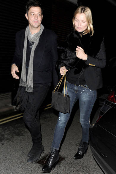 <strong>KATE MOSS｜ケイト・モス</strong><br /><br />サンローランの2013年春夏コレクションより、ジャケットとアイコンバッグ「BETTY（ベティ）」を身に着けたケイト・モス。2013年2月14日、ロンドンにて。<br /><br />Courtesy of Saint Laurent