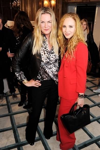<strong>Emma Hill & Juno Temple｜エマ・ヒール＆ジュノー・テンプル</strong><br /><br />2013年秋冬マルベリーコレクションの会場にて女優のジュノー・テンプルとマルベリー クリエイティブ・ディレクターのエマ・ヒールの2ショット。