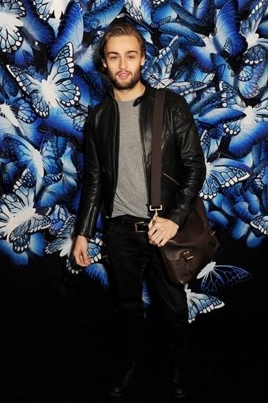<strong>Douglas Booth｜ダグラス・ブース</strong><br /><br />俳優のダグラス・ブース2013年秋冬マルベリーコレクションの会場にて。