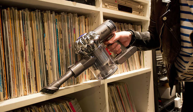 スタジオにある音源用のアナログ盤を整理して並べている棚の埃がたまりやすい部分に、コンビネーションノズルの幅がピッタリ！