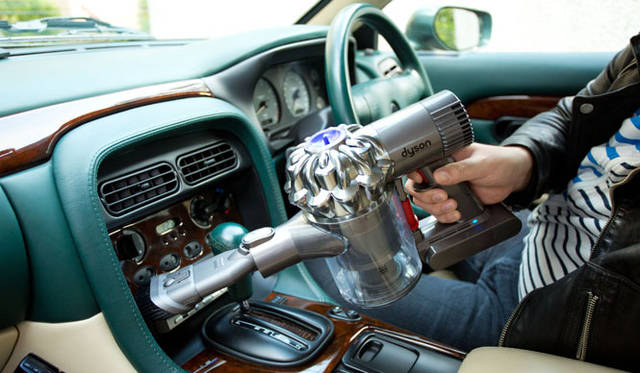 20分もあればトランクの奥からフロア、ダッシュボードの奥まで十分に掃除できますね