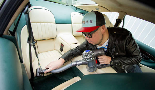 「DC62のメリットは、家の中だけではなく、持ち出してクルマの掃除にも使えることです。20分もあればトランクからフロア、ダッシュボードの奥まで十分に掃除できるんです。場所によってツールを使い分けたりもします。この利便性は文句なしですね」とFPMの田中さん