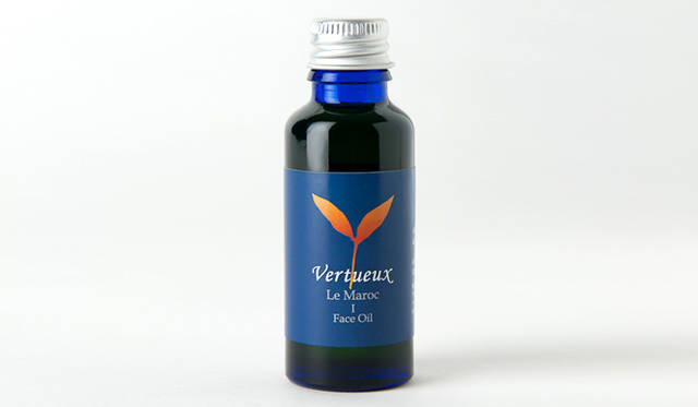 ル・マロークＩフェイスオイル[15mL] 6825円<br />モロッコの南西部、アトラス山脈の中腹のみ生息するアロガンツリーの果実種子から取れる、最上級の天然エキストラバージンアロガンオイルのフェイスオイル。毎年継続的には採取できないこの希少なオイルは、肌の老化防止作用のビタミンE、シミや日焼けしづらい肌になるオレイン酸が豊富。肌の細胞再生能力と強壮作用の高い希少なネロリをブレンドし、肌に力強い活力を与える。