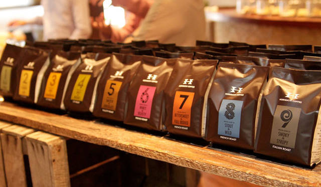 <strong>西澤明洋（EIGHT BRANDING DESIGN）</strong>　HORIGUCHI COFFEE（2003～）　最高品質の生豆を取り扱い、焙煎やブレンドに対しても先進的かつ独自の取り組みをしているスペシャリティコーヒー専門店