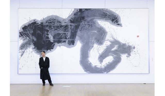 <strong>ART｜柿沼康ニ『書の道“ぱーっ”』を金沢21世紀美術館にて開催</strong>　柿沼康二《喰》(2011)360×720cm