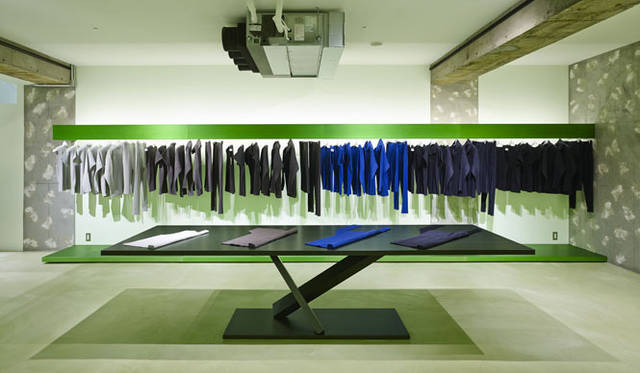 <strong>ISSEY MIYAKE｜イッセイ ミヤケ</strong>　「REALITY LAB. ISSEY MIYAKE（リアリティ・ラボ イッセイ ミヤケ）」© 2013 ISSEY MIYAKE INC.　「HOMME PLISSÉ ISSEY MIYAKE（オム プリッセ イッセイ ミヤケ）」