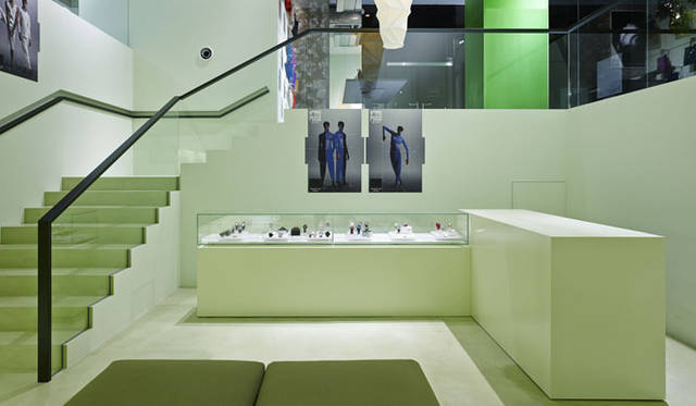 <strong>ISSEY MIYAKE｜イッセイ ミヤケ</strong>　「REALITY LAB. ISSEY MIYAKE（リアリティ・ラボ イッセイ ミヤケ）」© 2013 ISSEY MIYAKE INC.　「HOMME PLISSÉ ISSEY MIYAKE（オム プリッセ イッセイ ミヤケ）」