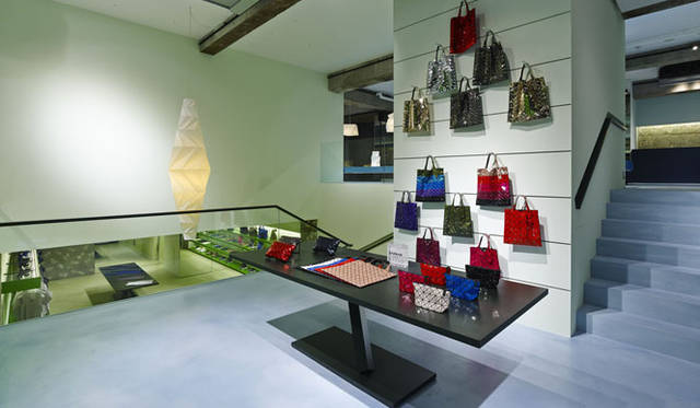 <strong>ISSEY MIYAKE｜イッセイ ミヤケ</strong>　「REALITY LAB. ISSEY MIYAKE（リアリティ・ラボ イッセイ ミヤケ）」© 2013 ISSEY MIYAKE INC.　「BAO BAO ISSEY MIYAKE（バオバオ イッセイ ミヤケ）」