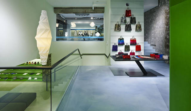 <strong>ISSEY MIYAKE｜イッセイ ミヤケ</strong>　「REALITY LAB. ISSEY MIYAKE（リアリティ・ラボ イッセイ ミヤケ）」© 2013 ISSEY MIYAKE INC.　「BAO BAO ISSEY MIYAKE（バオバオ イッセイ ミヤケ）」