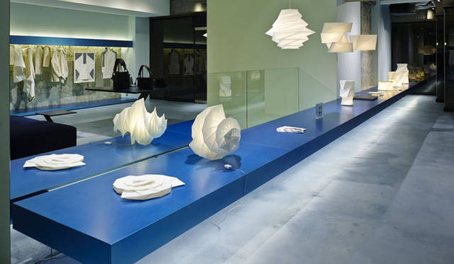 <strong>ISSEY MIYAKE｜イッセイ ミヤケ</strong>　「REALITY LAB. ISSEY MIYAKE（リアリティ・ラボ イッセイ ミヤケ）」© 2013 ISSEY MIYAKE INC.　「IN-EI ISSEY MIYAKE（陰翳 イッセイ ミヤケ）」