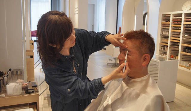 <strong>SHISEIDO THE GINZA</strong>　「With Dog フォトプラン」　受け付け後、2階のビューティーブーストバーのヘアメークアップアーティストの手で変身