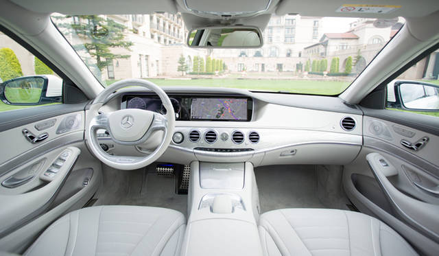 重厚なドアを開けて運転席を見まわすと、高級車とはかくあるべき、といいたくなるインテリアが広がる。これまでのモデルであれば、どうしても既存車からの流用パーツが目にとまるものだったが、そうした印象は皆無だ