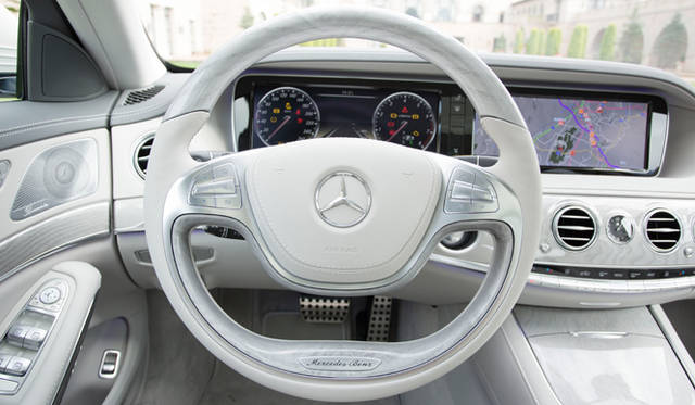 メーターナセルに備わる、12.3インチの大型ワイド液晶画面を2面横並びに繋げた斬新なパネルデザイン。スピードメーターやタコメーター以外に、カーナビの画面やオーディオ、エアコンといった車両設定画面などが表示される