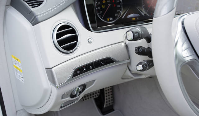 シフトはコラム式を採用