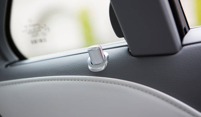 流用パーツは発見できるだろうが、すべてがSクラスのためにしつらえられたような感覚に終始する