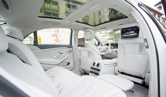 Sクラスの使われ方として、多くの需要があるショーファードリブンカーとして見た場合は、43.5度までリクライニング可能なエグゼクティブシートを助手席側後席に装備するショーファーパッケージを用意